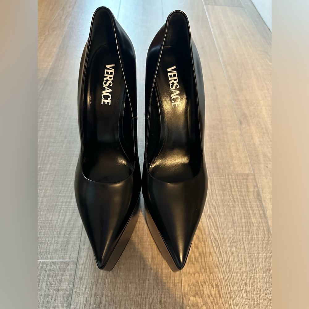 VERSACE platform heels / wedges, black leather. Brand new, never worn! Size 39.